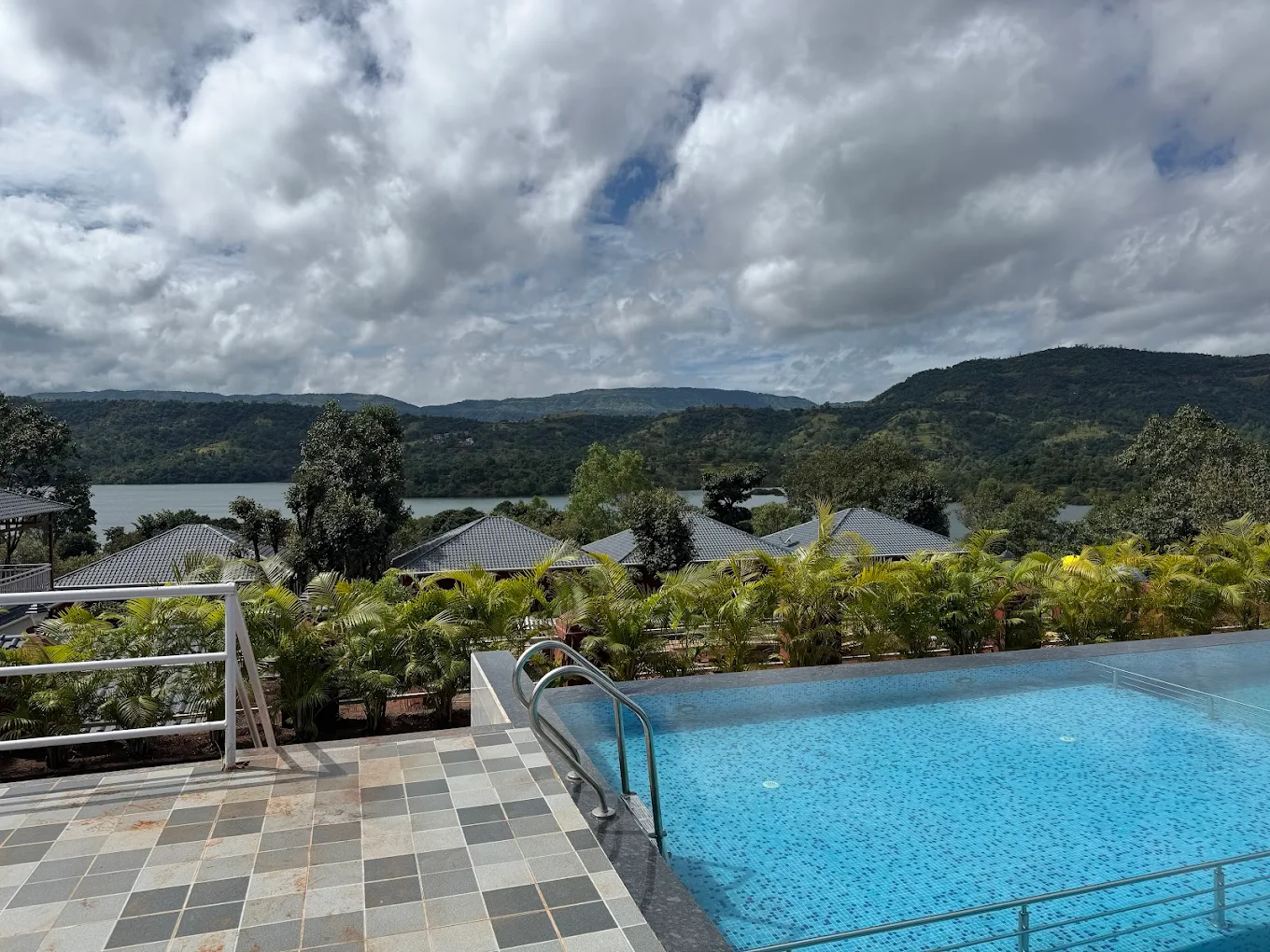 Infinity swimming pool at Aranyagiri Farmstay Resort Tapola